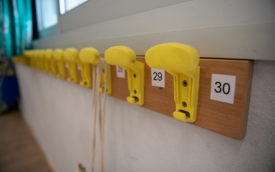 Penjadors infantils d'una escola/ Roger Benet