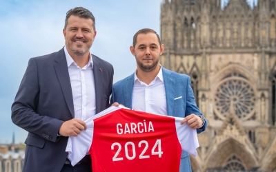 Garcia Junyent a la seva presentació amb la Catedral de Reims de fons | SDR