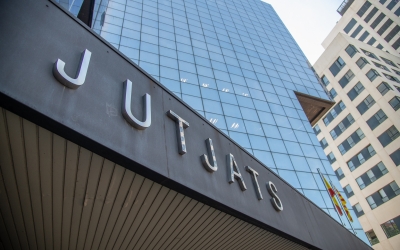 El volum de feina, la manca de professionals i les instal·lacions entre les causes dels retards als Jutjats | Roger Benet