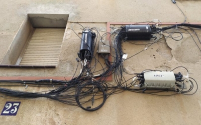 Cablejat penjant de la façana d'un edifici | Cedida