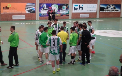 Cesc Borrell donant instruccions en un partit de la temporada passada