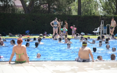 Ensurt amb un infant de dos anys a la piscina municipal d'Olímpia | Roger Benet