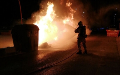 Els Bombers treballant en l'extinció dels quatre contenidors cremats | ACN