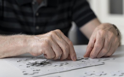 Una persona fent un trencaclosques per exercitar la memòria/ Freepik