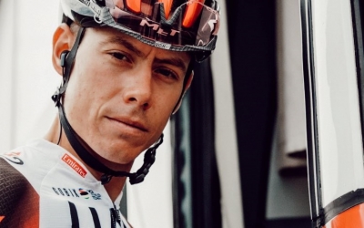 De la Cruz abans de l'etapa de La Vuelta a Lagos de Covadonga | PhotoFizza - Team UAE