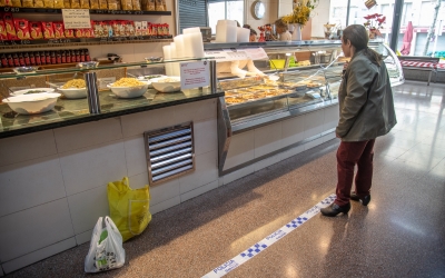 Un client comprant en una parada del Mercat de La Creu Alta | Roger Benet