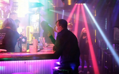 Interior d'un local d'oci nocturn | ACN