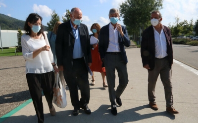 Argimon i Palao, amb altres autoritats, durant la presentació del pla a Olot/ ACN