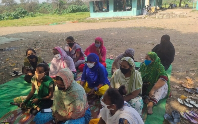 Sessió de sensibilització contra la violència masclista, sobre el terreny | Sonrisas de Bombay