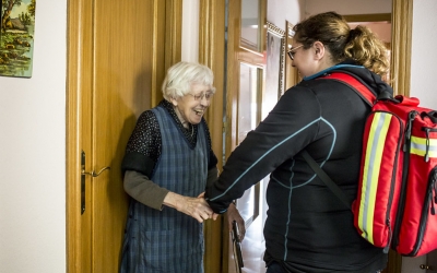 Una infermera del SAD atenent una usuària | Ariadna Creus i Àngel García
