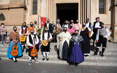 El grup Hidalguía Aragonesa a les portes de l'Església de Sant Fèlix