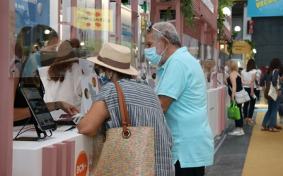 Dues persones demanant informació per viatjar | ACN