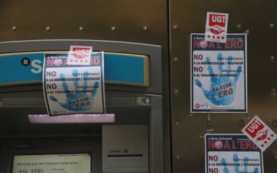 Caixer del Banc Sabadell ple de cartells en contra de l'ERO que ha plantejat l'entitat | ACN
