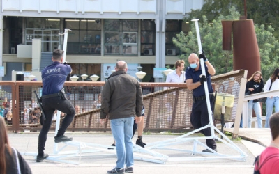 Pla general de personal de seguretat de la UAB desmuntant les restes de la carpa de S'ha acabat a la plaça Cívica de la UAB, el 6 d'octubre de 2021 | Albert Segura (ACN)