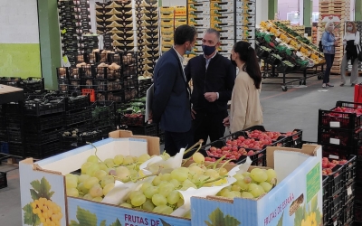 El president del Consell Comarcal, Ignasi Giménez, amb la consellera de Serveis Centrals, Maria Carmen Cebrian i el president de l’Associació de Majoristes, Enric Torras | Pau Duran