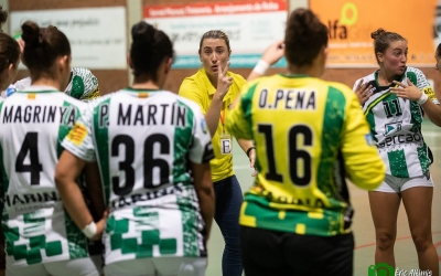 Carol Carmona, donant instruccions a les seves jugadores | Èric Altimis - OAR Gràcia