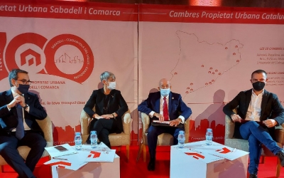 Els participants en l'acte del centenari de la Cambra de la Propietat/ Karen Madrid