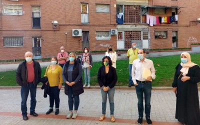 Integrants del projecte A-Porta, en una plaça de Can Puiggener/ Karen Madrid