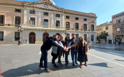Representants dels Comuns i de Podem,  davant l'Ajuntament/ Karen Madrid