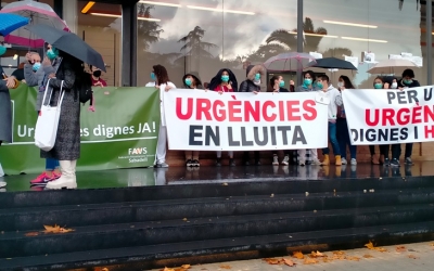 Protesta dels professionals d'Urgències a les portes de l'edifici La Salut | Sonia Martín (Cedida)