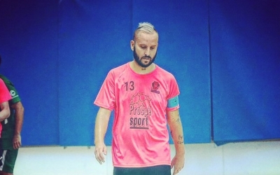 Cintu Aranda defensant el braçalet de capità de l'Amics del Pou | Instagram