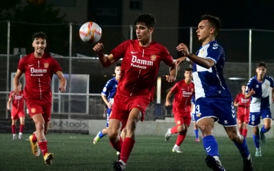 Iván Tébar, disputant una pilota en el duel contra la Damm | CF Damm