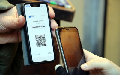 Un establiment verificant el passaport Covid/ ACN