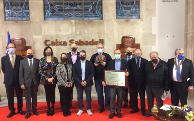 Cervantes amb membres d'entitats recollint el premi | Ràdio Sabadell