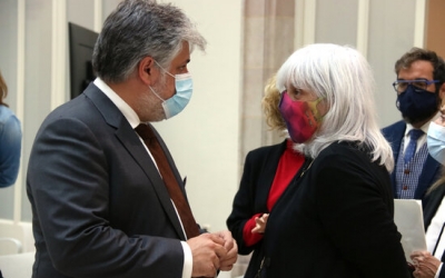 Dolors Sabater conversa amb el portaveu de Junts Albert Batet aquesta setmana al Parlament | ACN 