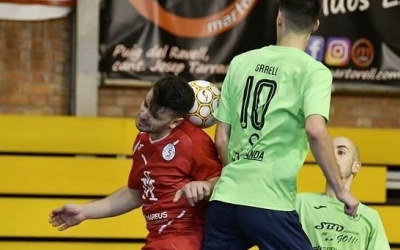 Arnau Graell, disputant una pilota a Martorell amb l'atenta mirada de Povedano | Sala 5 Martorell