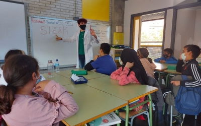 Imatge de la primera sessió del projecte STEAM a l'escola Torreguitart/ Karen Madrid
