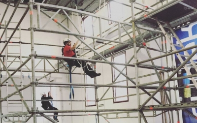 Joves formant-se en la realització de treballs en alçada | Cedida