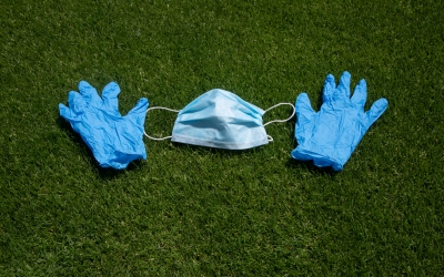 Guants i mascareta sobre la gespa de la NCA | Roger Benet