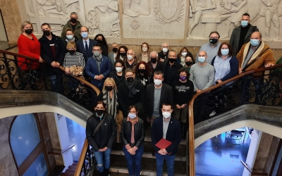 Imatge de família a les escales de l'Ajuntament | Cedida 