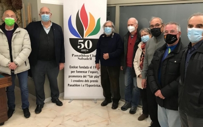 Diferents socis del Panathlon mostren el nou logotip de l'entitat | Adrián Arroyo