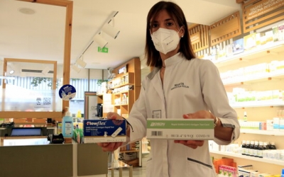 Una farmacèutica amb dos testos d'antígens | ACN