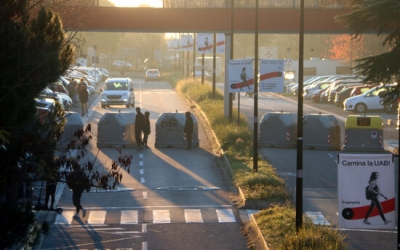 Un dels accessos a la UAB tallat per uns contenidors/ ACN