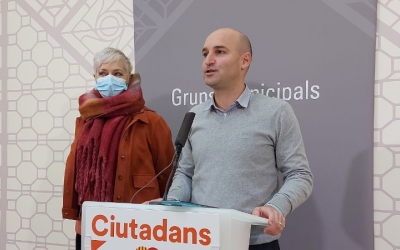 Anna Grau i Adrián Hernández, a la sala de premsa de l'Ajuntament/ Karen Madrid