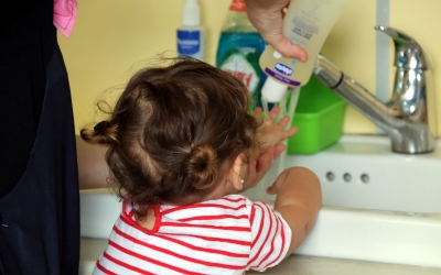 Una nena rentant-se les mans | ACN