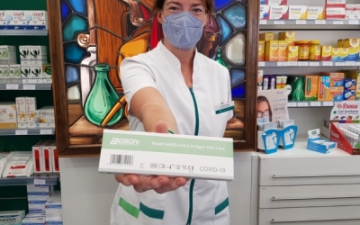 Una farmacèutica amb un test d'antígens a les mans | Arxiu