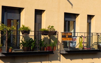 Un edifici amb un cartell de lloguer/ Roger Benet