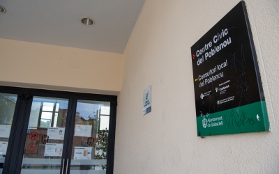 Cartell d'entrada al consultori de Poblenou/ Roger Benet