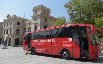 Un vehicle de donació de sang a la plaça Sant Roc, imatge d'arxiu | Roger Benet 