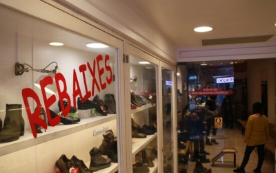 Pla detall d'un comerç que fa rebaixes | ACN 