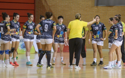 Carmona, donant instruccions a les seves jugadores | OAR Gràcia