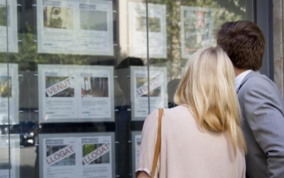 Una parella mirant pisos en una immobiliària/ Cedida