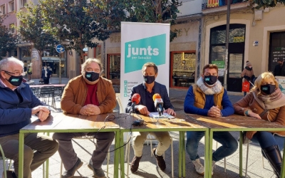 Lluís Matas amb regidors i representants de Junts per Sabadell/ Karen Madrid