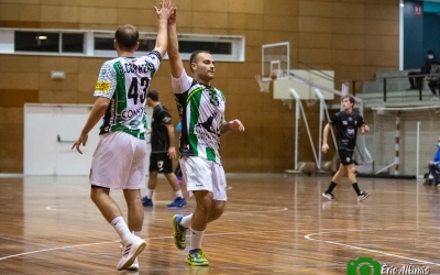 Els dos capitants, Correro i Vaíllo, picant de mans | Èric Altimis - OAR Gràcia