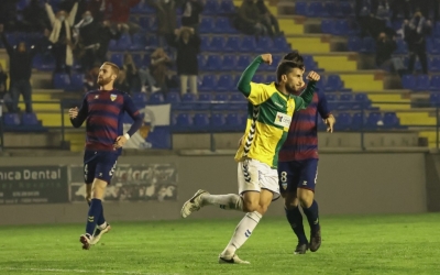 Néstor, celebrant el gol que va marcar contra el Costa Brava | CES