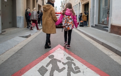 Una alumna arriba a l'escola acompanyada | Roger Benet